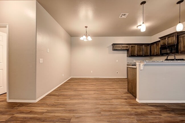 Building Photo - Charming Duplex in El Reno!