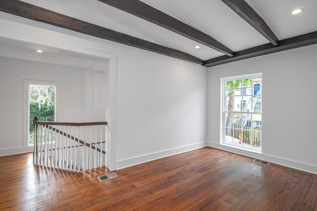 Building Photo - Renovated 2 Bedroom Carriage house off Lafayette Square
