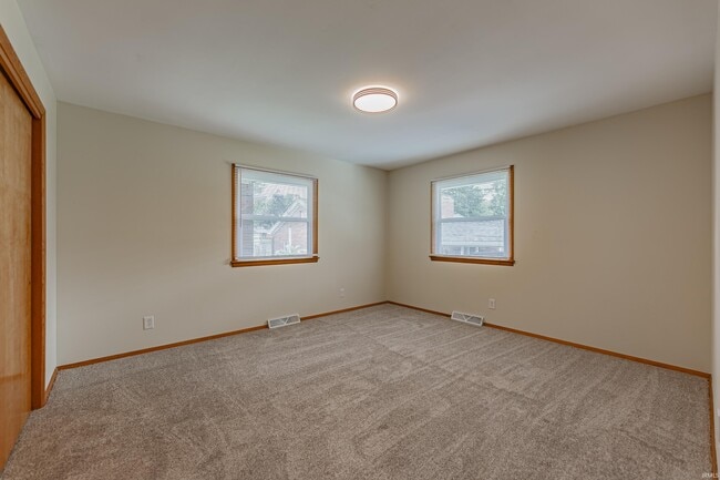 Building Photo - 812 S Cullen Ave