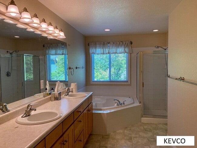 Building Photo - Amazing Three Bedroom Home With Office Space