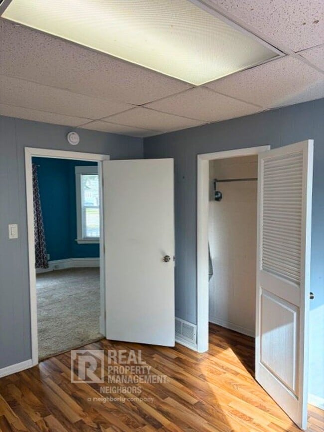 Building Photo - Welcome to Spacious 4 Bedroom, 1 Bathroom Holland Home