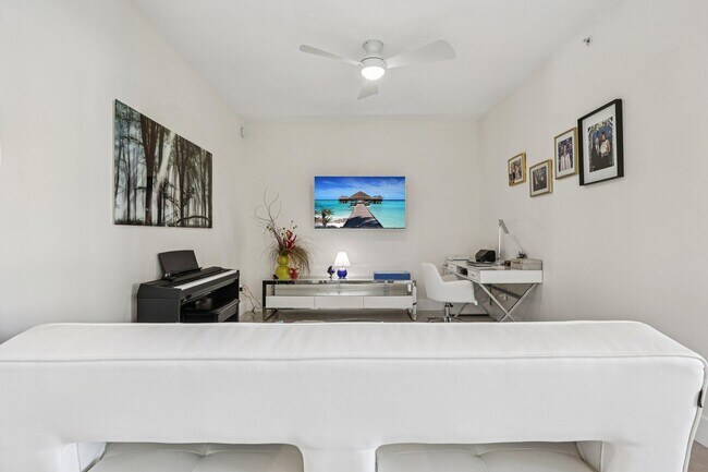 Building Photo - 2640 Lake Shore Dr