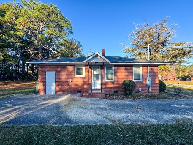 Building Photo - Charming 3 Bed 1 Bath Home Conveniently Located in Fayettevile