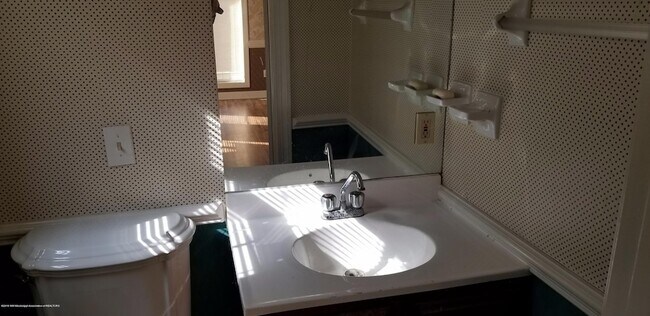 Building Photo - 2128 Red Banks Rd N