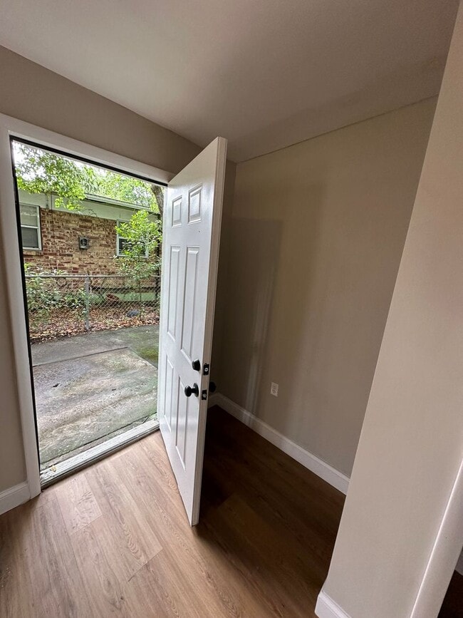 Building Photo - **4/2 BR Single Family home : Available Now