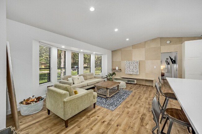 Building Photo - Beautiful pool home in Lockmar Estates