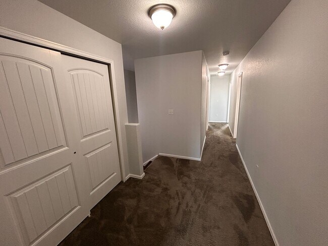 Building Photo - 3 Bed 3 bath Town Home in 80910!
