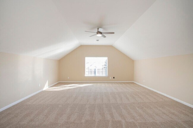 Building Photo - 3 Bed w/Bonus, Large Yard in Sought After ...