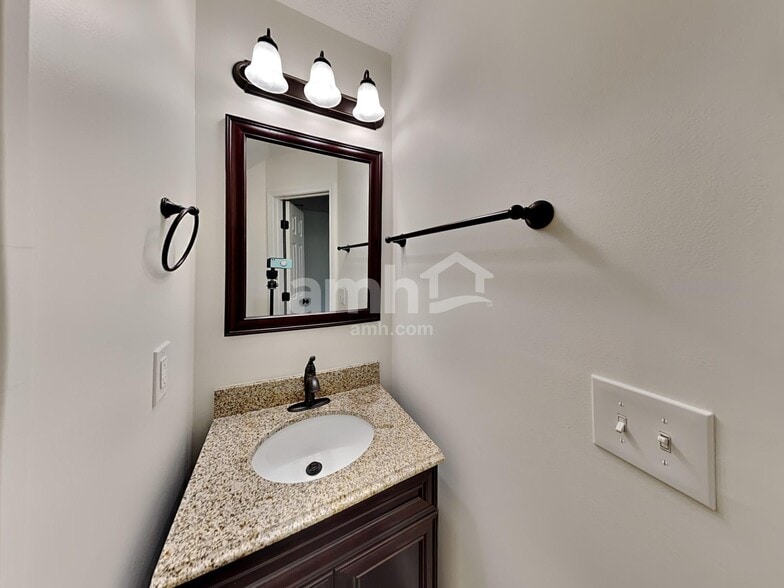 Building Photo - 131 Hidden Creek Dr