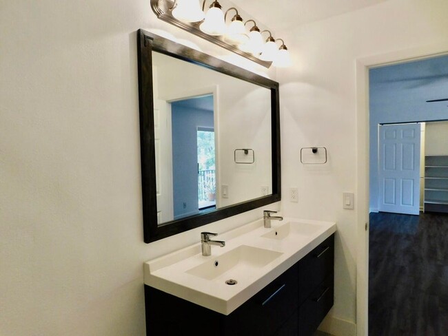 Guest Bathroom - 4155 Turnberry Cir