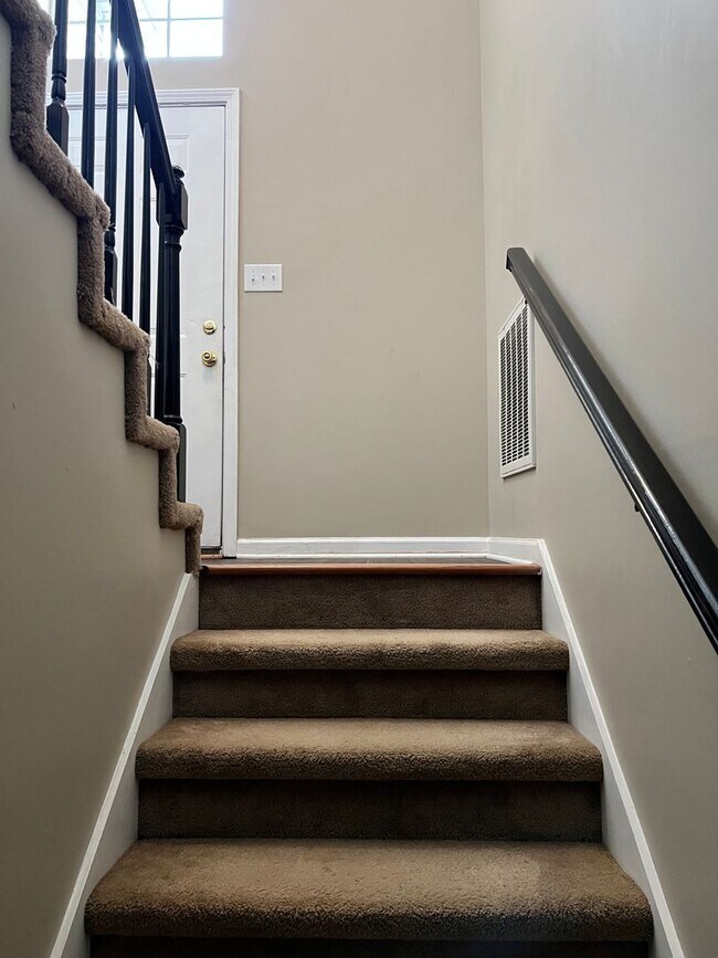 Building Photo - 3 bed/2bath Townhome freshly painted!