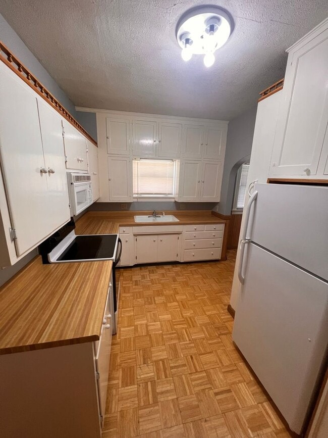 Building Photo - Spacious Home w/ Fenced Backyard