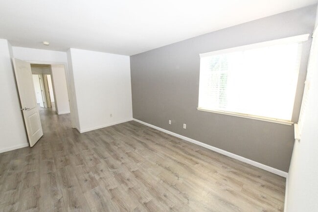 Building Photo - 2145 Kingsbury Cir