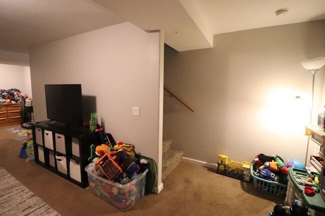 Building Photo - Spacious Town House for Rent
