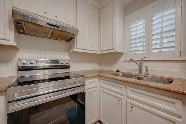 Building Photo - 12967 Trail Hollow Dr