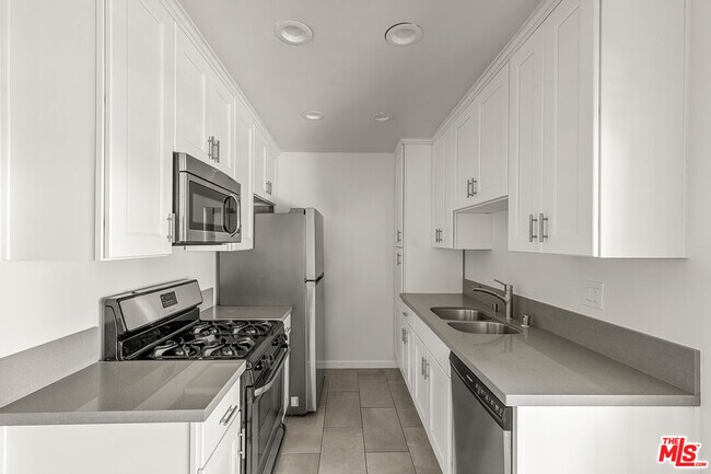 Building Photo - 1006 Havenhurst Dr
