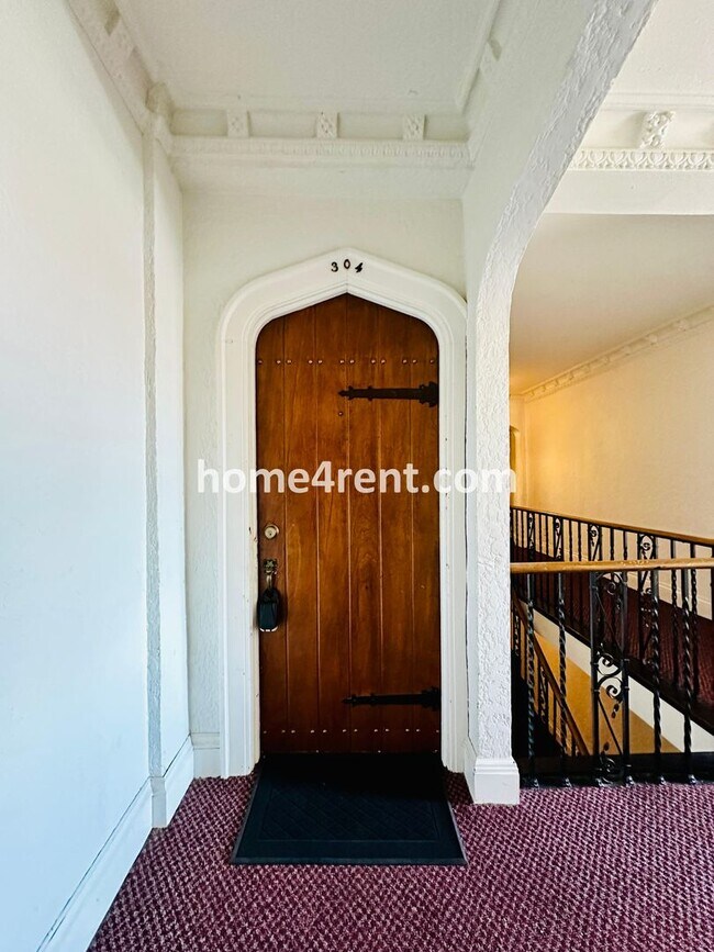 Building Photo - Luxury Condo Living Near the Country Club Plaza!