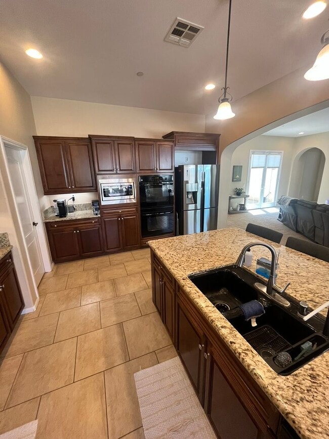 Building Photo - Fully?Furnished 4?Bed?|?3?Bath Pool Home i...
