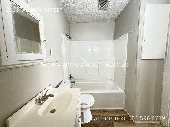 Building Photo - 2123 Valmar St