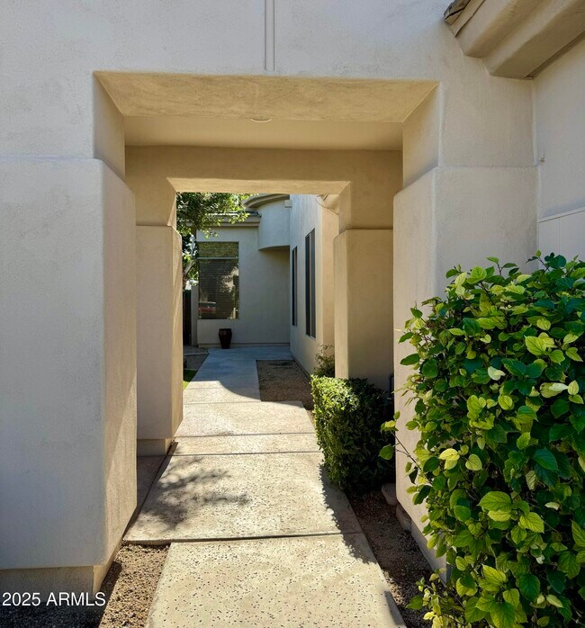 Building Photo - 7307 E Vaquero Dr