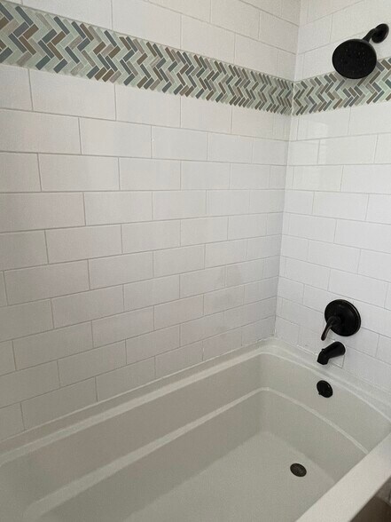 Deep soaker tub master bathroom - 6717 Tulsa Cove