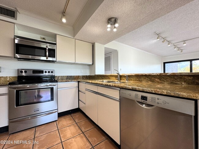 Building Photo - 6000 San Jose Blvd