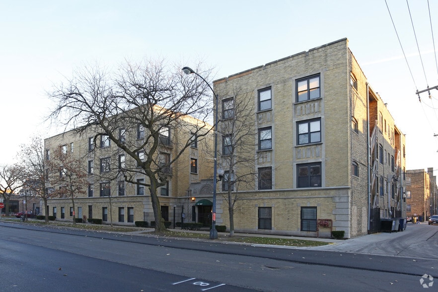 Wilson Court Exterior - Wilson Court - 1901 W Wilson Ave