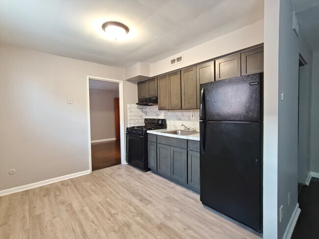 Building Photo - 7108 Oxford Ave