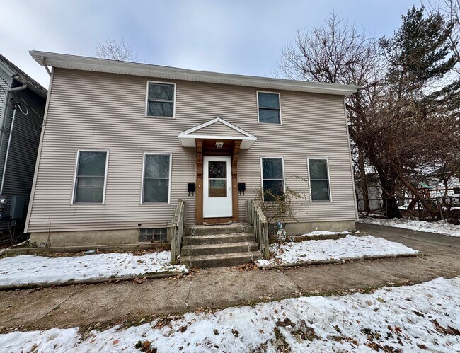 Building Photo - 103 Luton Ave SE