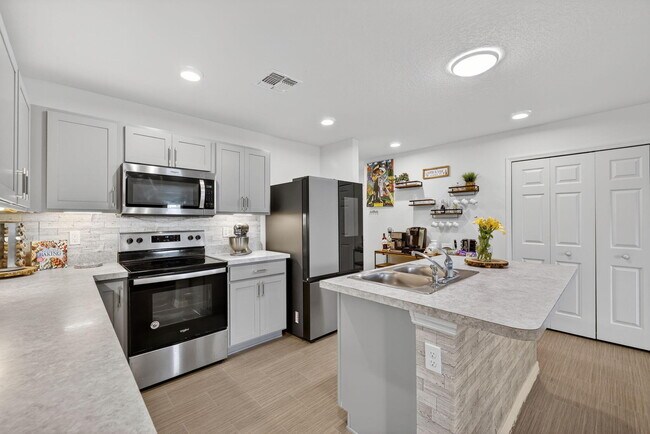 Building Photo - 644 SW Hoffenberg Ave