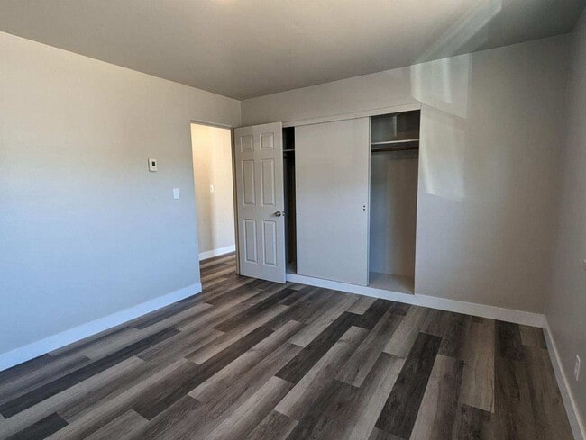 Building Photo - 2-bedroom 1-bathroom duplex