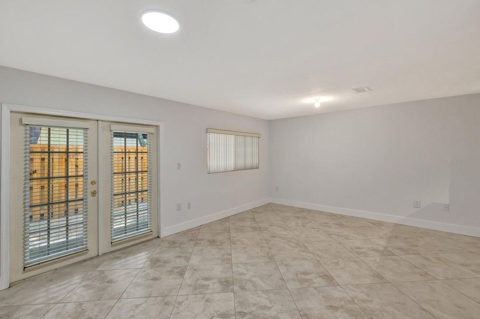 Building Photo - 3055 Riverside Dr
