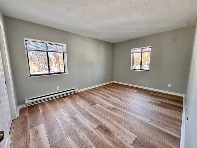 Building Photo - 837 River St