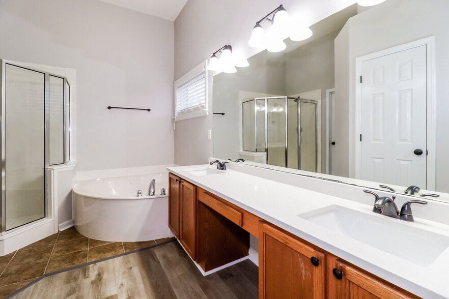 Building Photo - 10114 Bloomsbury Ave