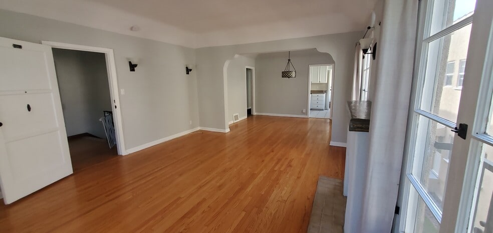 Building Photo - 1135 Cardiff Ave