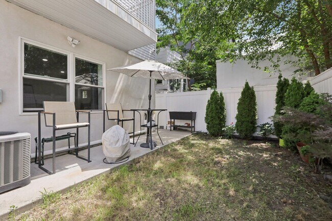 Building Photo - 131 Zabriskie St