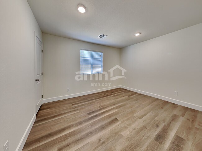 Building Photo - 123 Charmante Tulip Ln