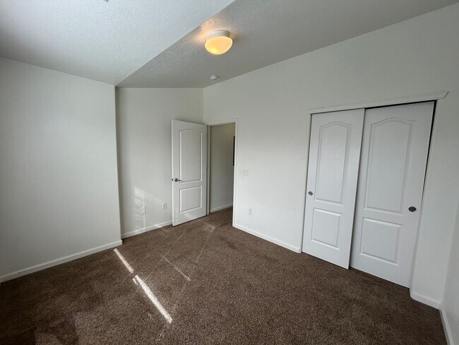 Building Photo - 4645 Hahns Peak Dr