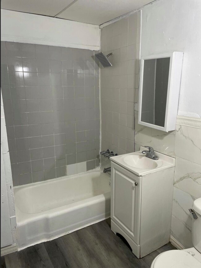 Building Photo - 541 27th St