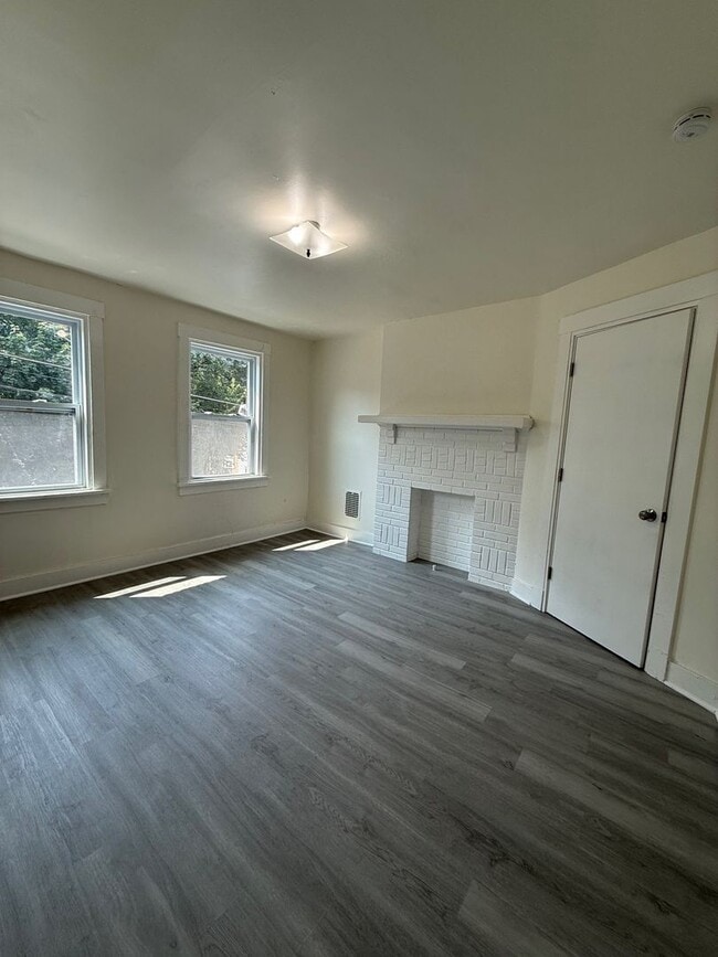 Building Photo - Charming 2-Bedroom Townhome in Lincoln-Lar...