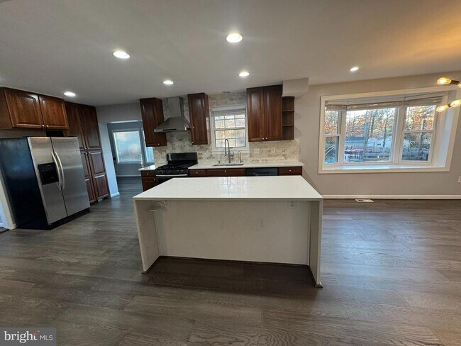 Building Photo - 6910 Ontario St