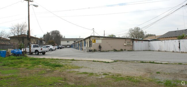 Building Photo - 7390 Maple St