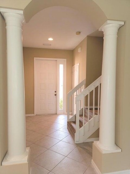 Building Photo - 233 River Bluff Ln