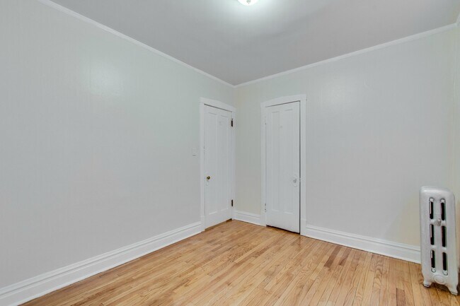 Building Photo - 1434 W Thorndale Ave