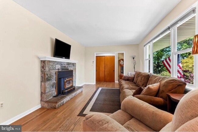 Building Photo - 128 Elkdale Rd