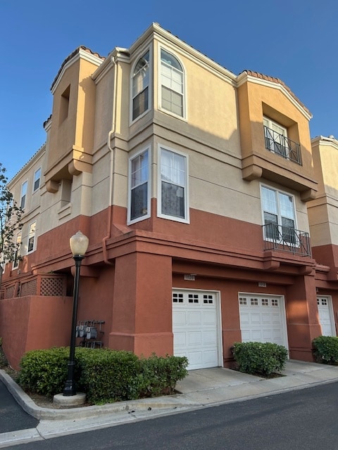 Building Photo - 1020 S San Marino Way