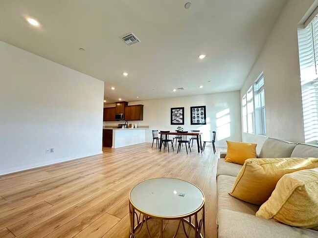 Building Photo - 3 BEDROOM HOME FOR LEASING IN Ontario