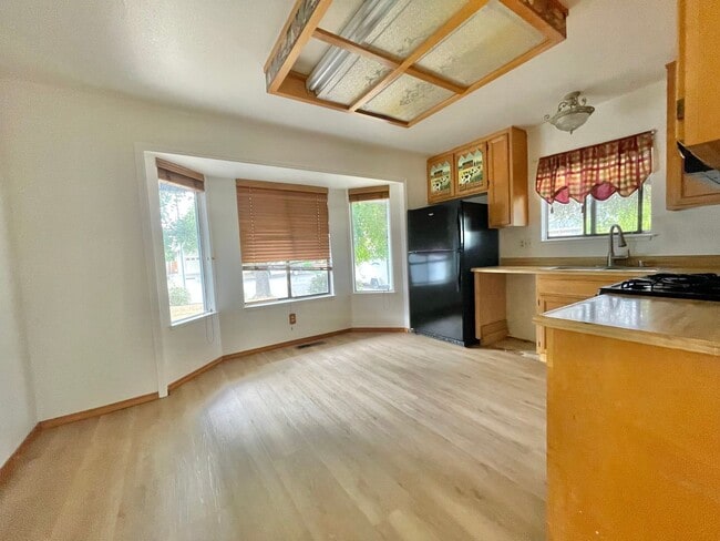 Building Photo - Welcome to this charming single-story home...