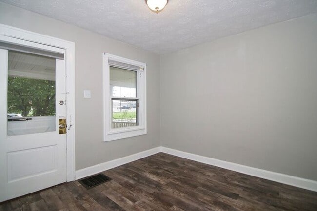 Building Photo - Great Location in Speedway