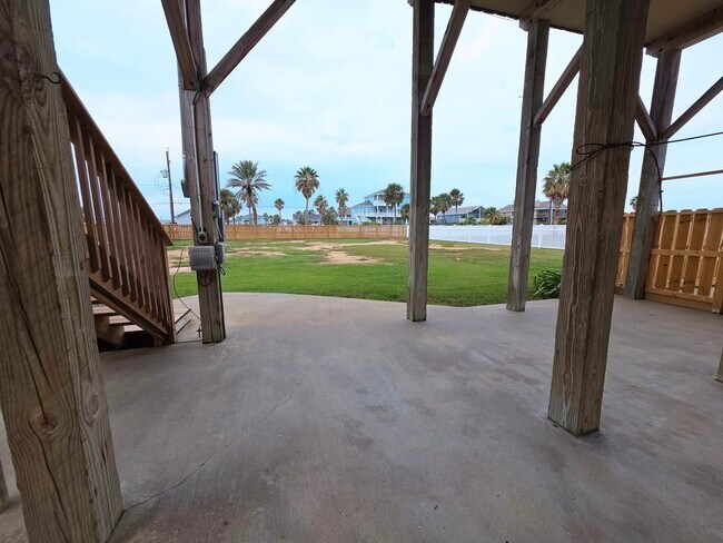 Building Photo - Fenced Jamaica Beach 3/2/1 Tri-level Home